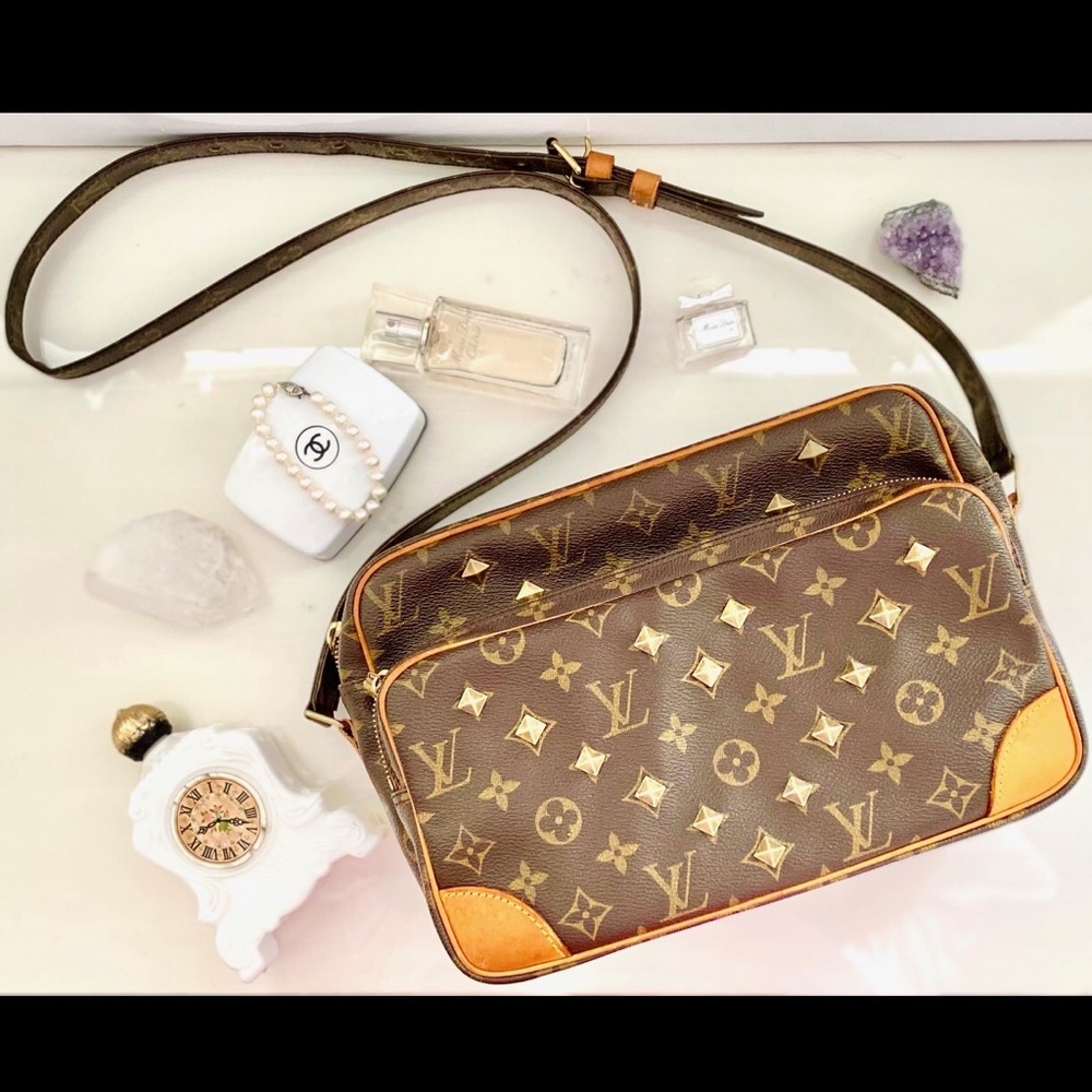 LOUIS VUITTON shoulder bag